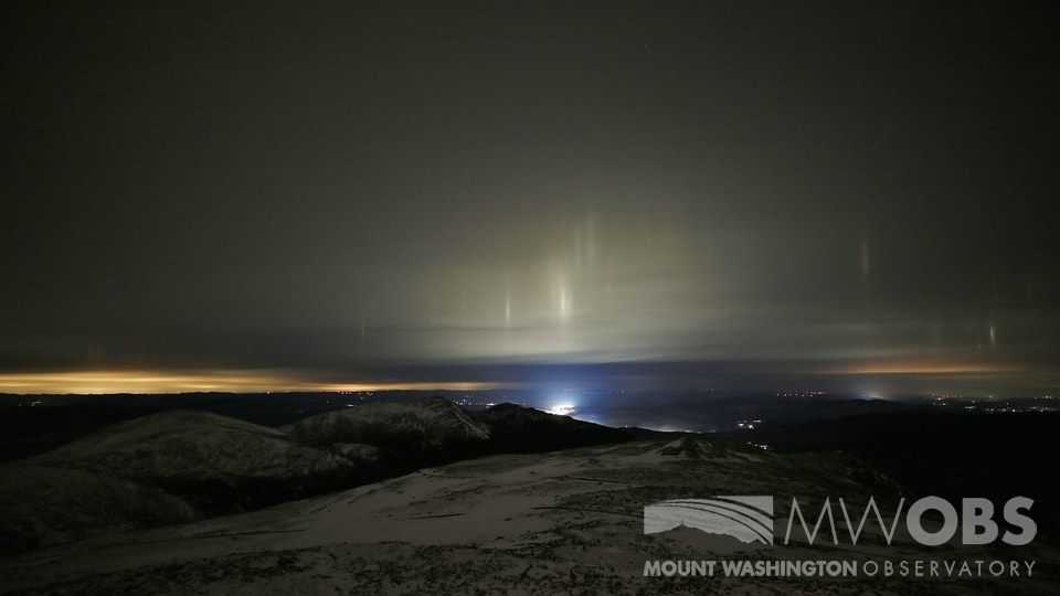 Photographer captures amazing 'light pillars' phenomenon in North